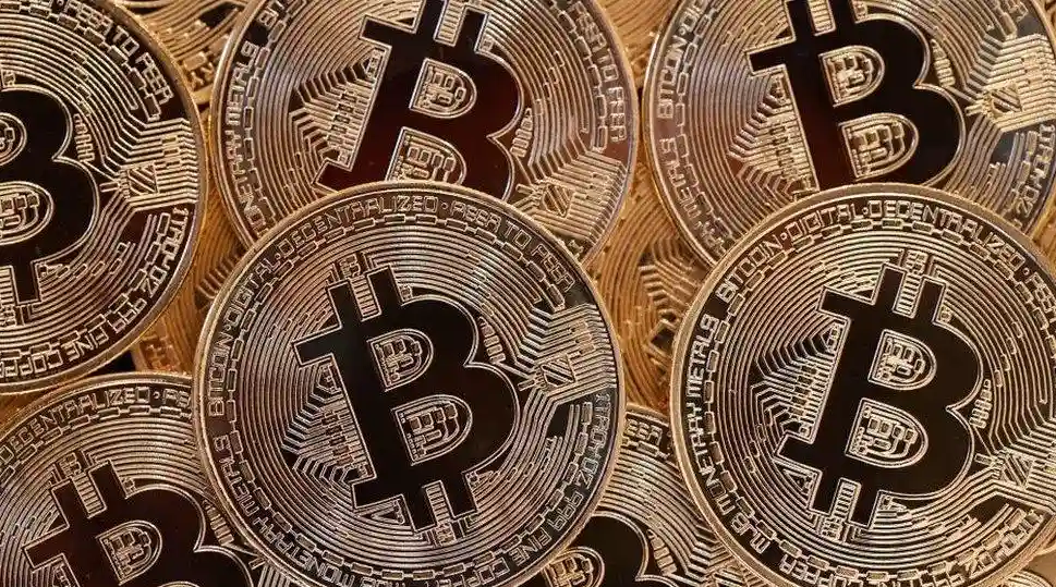 ما هي عملة البيتكوين وكيف تعمل؟ - دليل شامل للمبتدئين