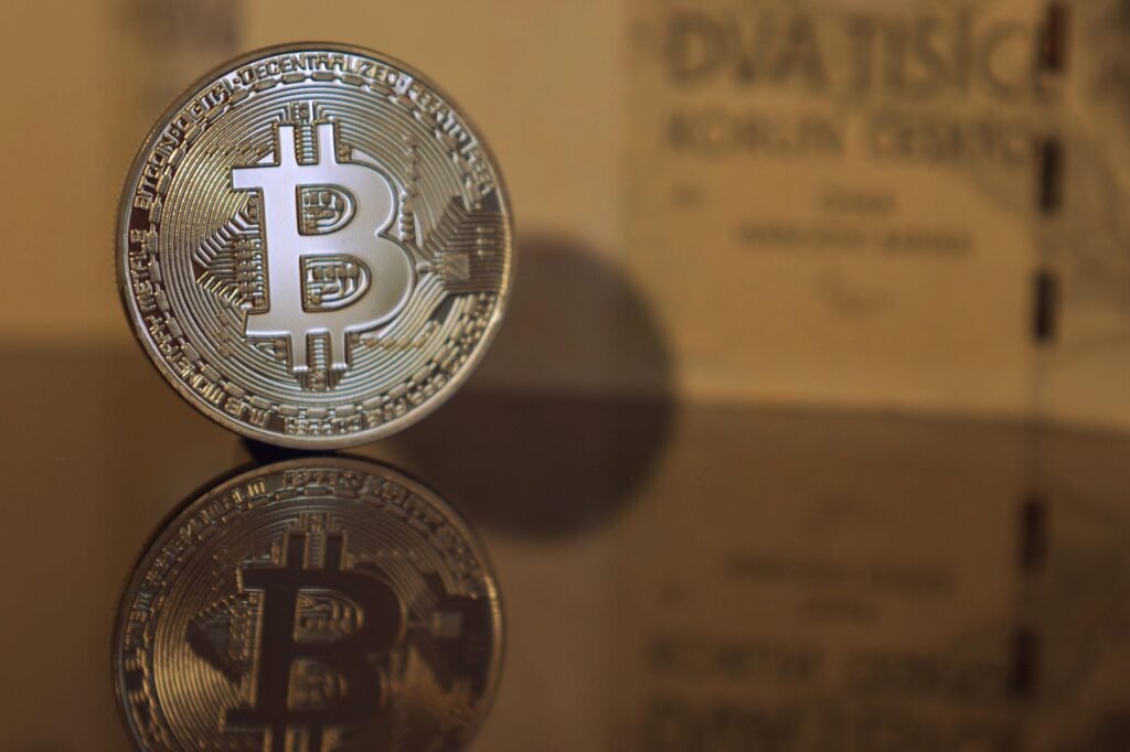 BTC بيتكوين عند 103 ألف بسبب الضربات الإسرائيلية على إيران